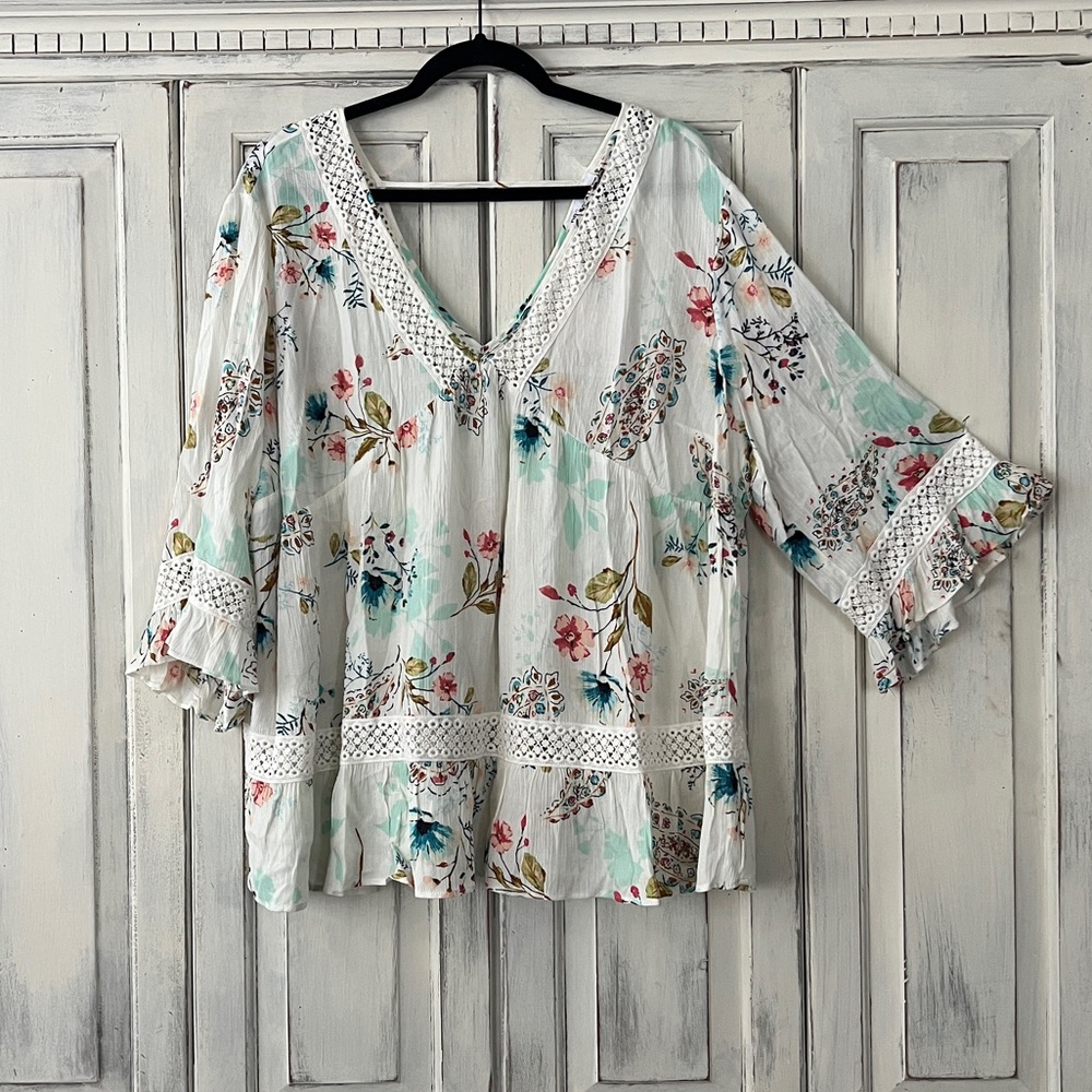 🟠NWT DR2 by DANIEL RAINN Ruffle Sleeve and Crochet Detail Top in Floral Print 1X